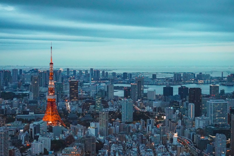 夕日に照らされる都市の街並み